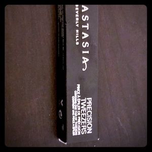Anastasia Beverly Hills eyebrow tweezers